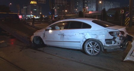 İstanbul'da Kontrolden Çıkan Otomobil, Tramvaya Çarptı: 2 Yaralı