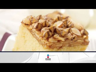 Pastel de almendras con frutos rojos del bosque