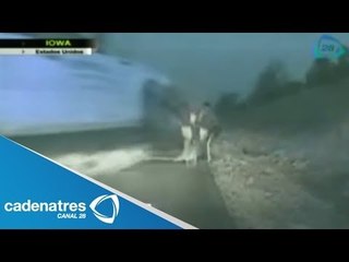 Policía se salva de ser atropellado por una camioneta / Police is saved from being hit by a truck