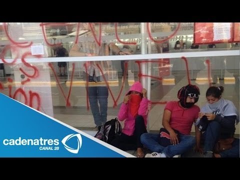 Normalistas de Oaxaca toman gasolineras para abastecerse de combustible