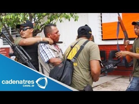 Granaderos se enfrentan a policías comunitarios en Tixtla, Guerrero
