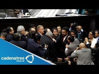 Entre golpes y empujones, legisladores aprueban la Ley de Pensión Universal