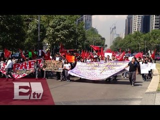 Detalles de la marcha de la UPREZ en el Paseo de la Reforma / Entre mujeres