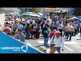 Normalistas y maestros bloquean la Autopista del Sol