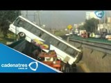 Autobús cae sobre paso a desnivel en Metepec, Estado de México; no hay víctimas