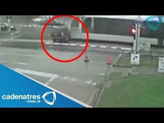 Automovilista se pasa un alto y es arrollado por el paso del tren en Houston, EU