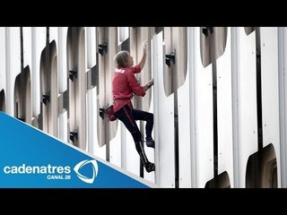 Alain Robert, el hombre araña francés, escala rascacielos de 152 metros en París