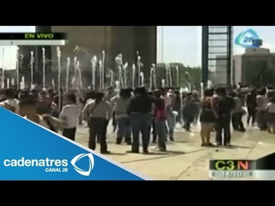 En la Plaza de la República la gente se refresca