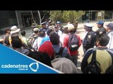 Maestros de la CNTE ingresan a las oficinas de la SEP por la fuerza