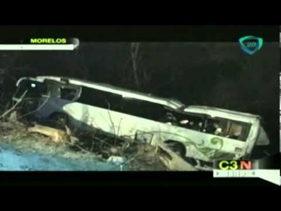 Mueren 4 estudiantes que viajaban en autobús que cae a un barranco