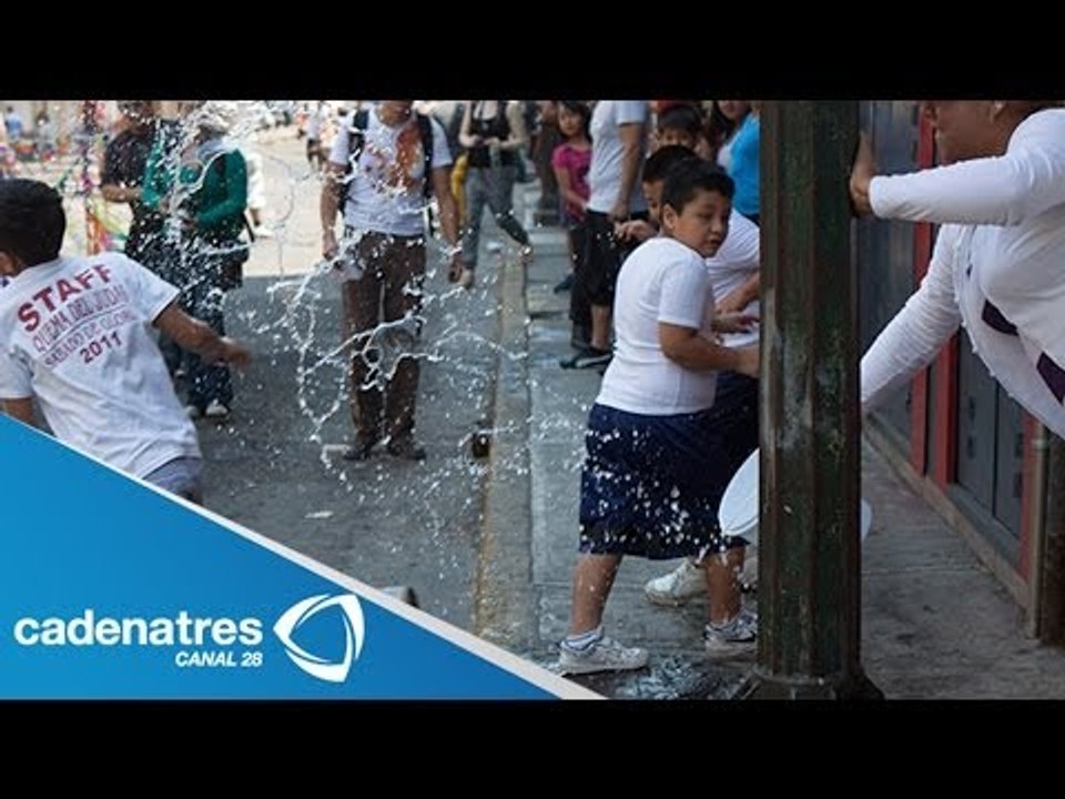 Habitantes del Estado de México se mojan en Sa...