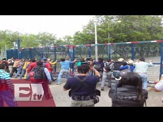 Integrantes de la CNTE bloquean el aeropuerto de Oaxaca /Titulares de la Noche