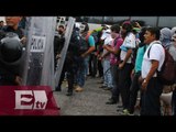 Normalistas de Ayotzinapa se enfrentaron con policías; hay 11 heridos / Vianey Esquinca