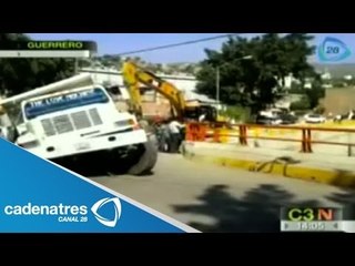 Camión de arena es tragado por la tierra de Guerrero / Sand Truck is swallowed by the earth