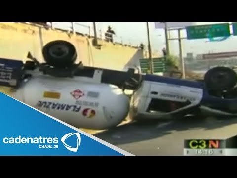 Pipa de gas se vuelca en la salida a la carretera México Pachuca