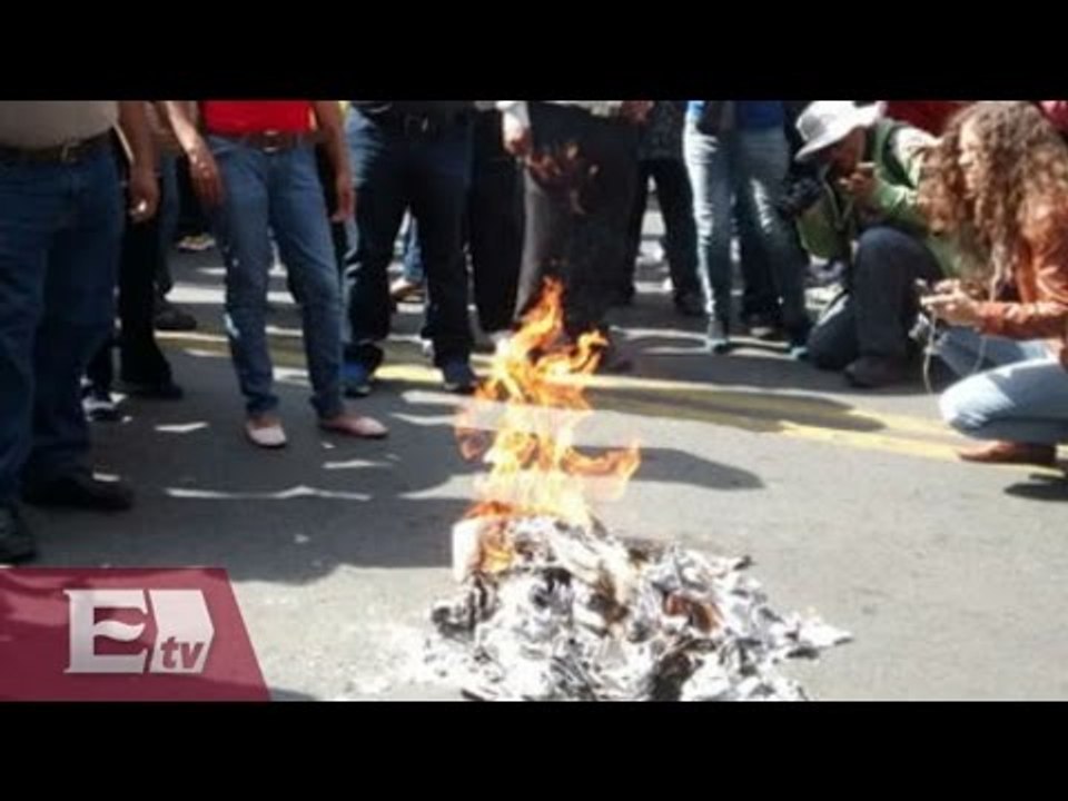 Maestros queman exámenes de evaluación en Michoacán / Titulares de la tarde