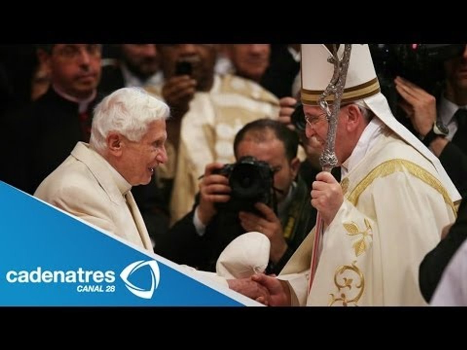 Papa Francisco saluda al papa emérito Benedicto XVI / Canonización de Juan Pablo II