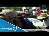 Patrulla embiste a maestros que bloquean salida a Chilpancingo