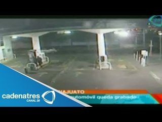 Taxistas se aprovechan de un conductor ebrio y desvalijan su auto (VIDEO)