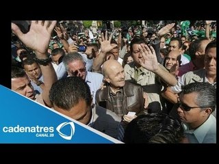 Abuchean y lanzan objetos a Fausto Vallejo durante acto del primero de mayo