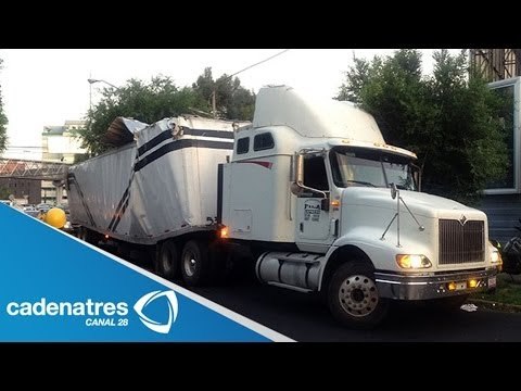 Trailer se atora en Viaducto Miguel Alemán