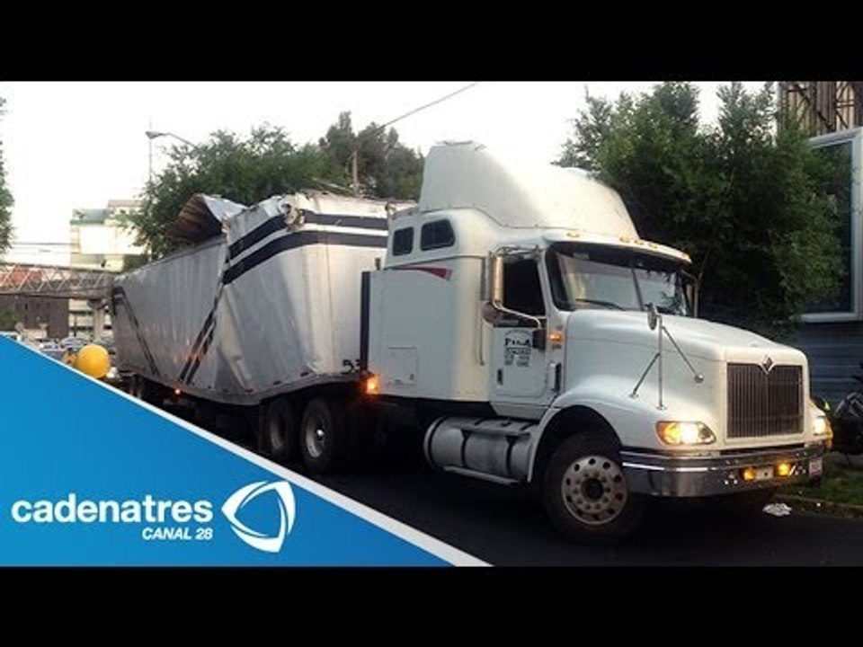Trailer se atora en Viaducto Miguel Alemán
