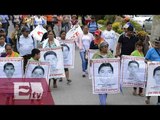 Protesta de padres de normalistas en cuartel militar de Iguala / Vianey Esquinca
