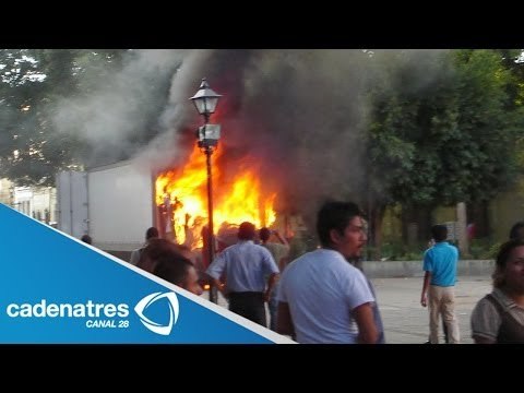 Estalla la violencia entre manifestantes y policías estatales en Oaxaca