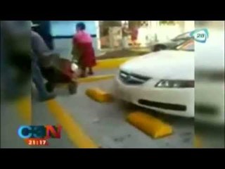 ¡INCREÍBLE! Indígenas son agredidos por comer en gasolinera (VIDEO)