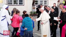 Antes de concluir su viaje a Estonia; el Santo Padre se reunió con un grupo de asistidos por las obras de caridad de la Iglesia, en la Catedral de San Pedro y S
