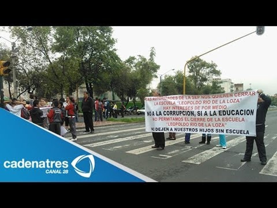 Padres de alumnos de primaria bloquean Paseo de la Reforma