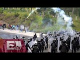 Normalistas de Ayotzinapa se enfrentan a policías en Guerrero / Titulares de la Noche