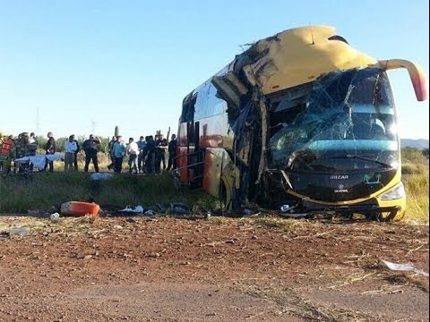 Vuelca camión de pasajeros y deja tres personas muertas en el Edomex (IMÁGENES)