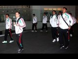 Aficionados reciben a la selección mexicana en el aeropuerto de la ciudad de México