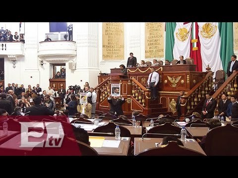 Gritos y mentadas en toma de protesta de jefes delegacionales del D.F./ Titulares de la Noche