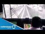 Conductor del metro juega en su tablet mientras conduce el convoy