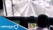 Conductor del metro juega en su tablet mientras conduce el convoy