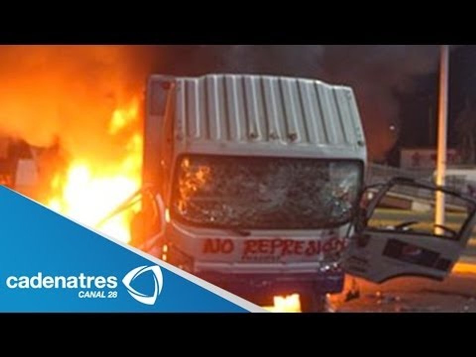 En Oaxaca se incendian camiones tras choque / Trucks are burned in Oaxaca the crash including