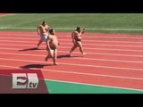 Tres luchadores de sumo en la carrera 