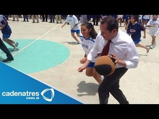 Gobernador del Edomex juega partido de basquetbol en Villa de las niñas, Chalco