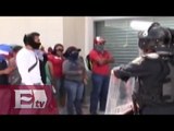Normalistas destrozan sede del Congreso de Guerrero / Vianey Esquinca