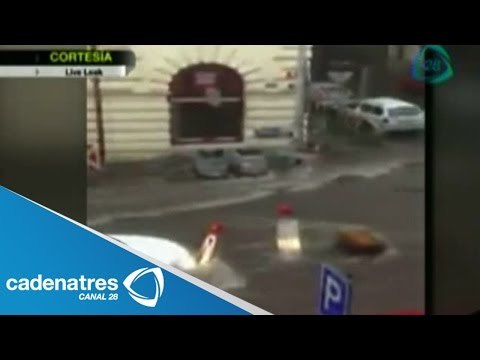 INCREIBLE intensas lluvias arrastran automóviles en Praga, República Checa