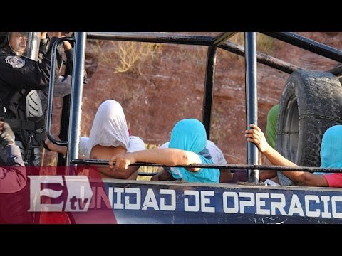 Chocan normalistas de Ayotzinapa con policías en Tixtla, Guerrero/ Vianey Esquinca