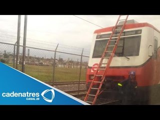 Tren suburbano sufre falla eléctrica / Suburban train suffers power outage