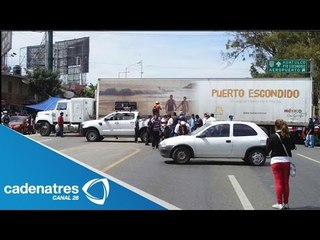 Sección 22 bloquea aeropuerto de Oaxaca
