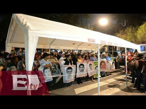 Padres de los 43 instalan plantón frente a Los Pinos por tiempo indefinido / Paola Virrueta