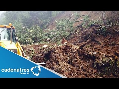 Lluvias provocan deslave y derrumbe de barda en Valle Dorado, Tlalnepantla