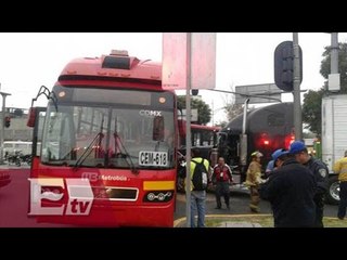 Chocan Tráiler y Metrobús en Eduardo Molina /  Paola Virrueta