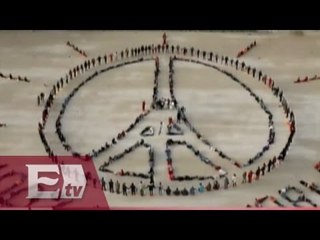 Crean símbolo humano de la paz en París  / Ricardo Salas