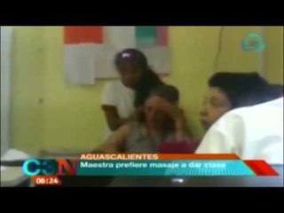 Exhiben a maestra recibiendo masaje por una alumna mientras ella juega con su celular